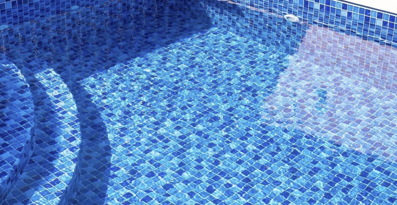 Green pool algae removal service in Lancaster, CA